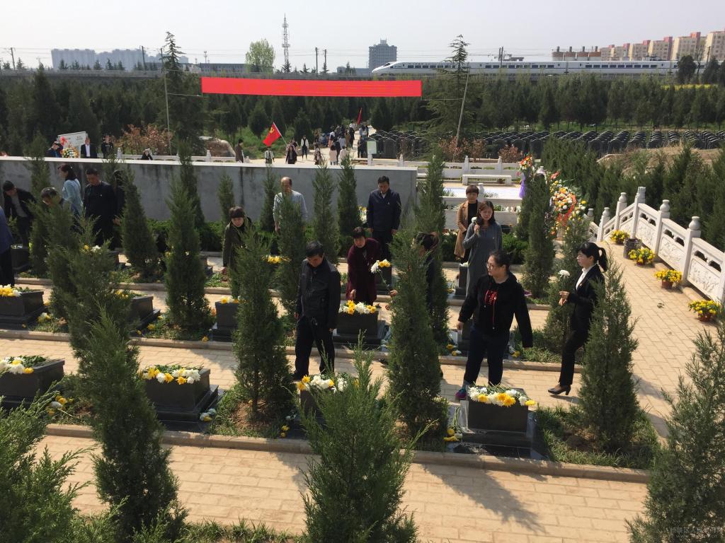 向先烈敬献鲜花