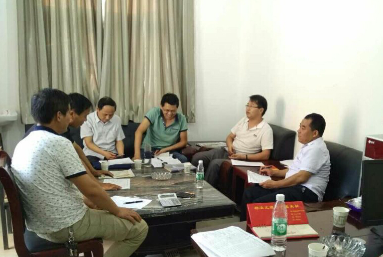 区财政局副局长淡鹏远在毕公村召开讨论会