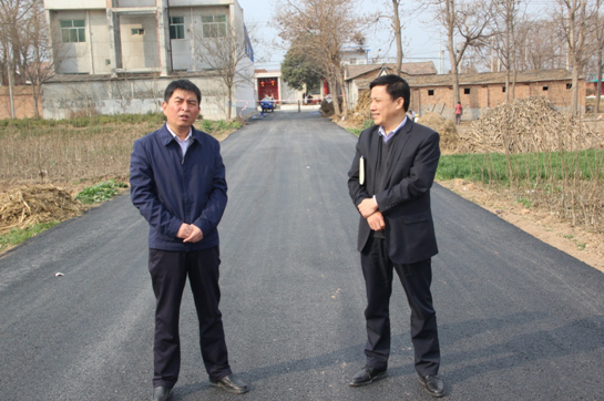 区委区政府领导高度重视,常务副区长杨满卫和发改局局长穆海军深入项目区检查田间道路施工
