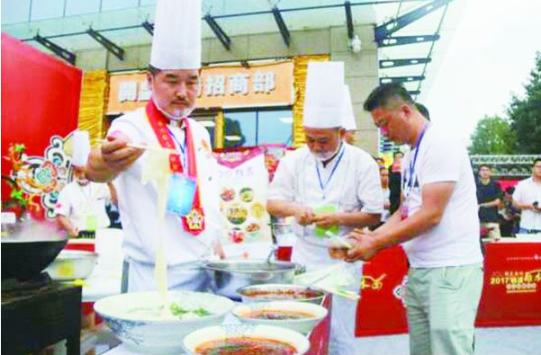 大厨们在精心制作杨凌蘸水面