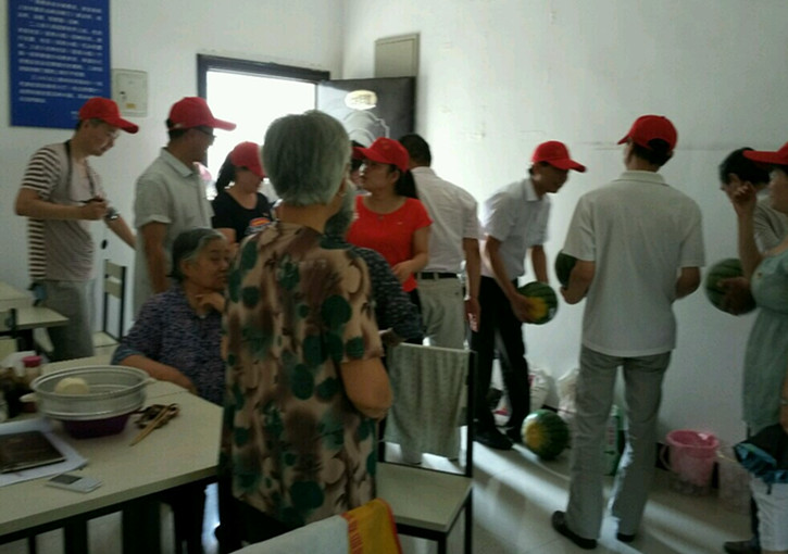 邰城小学党员志愿队“进社区、送温暖”