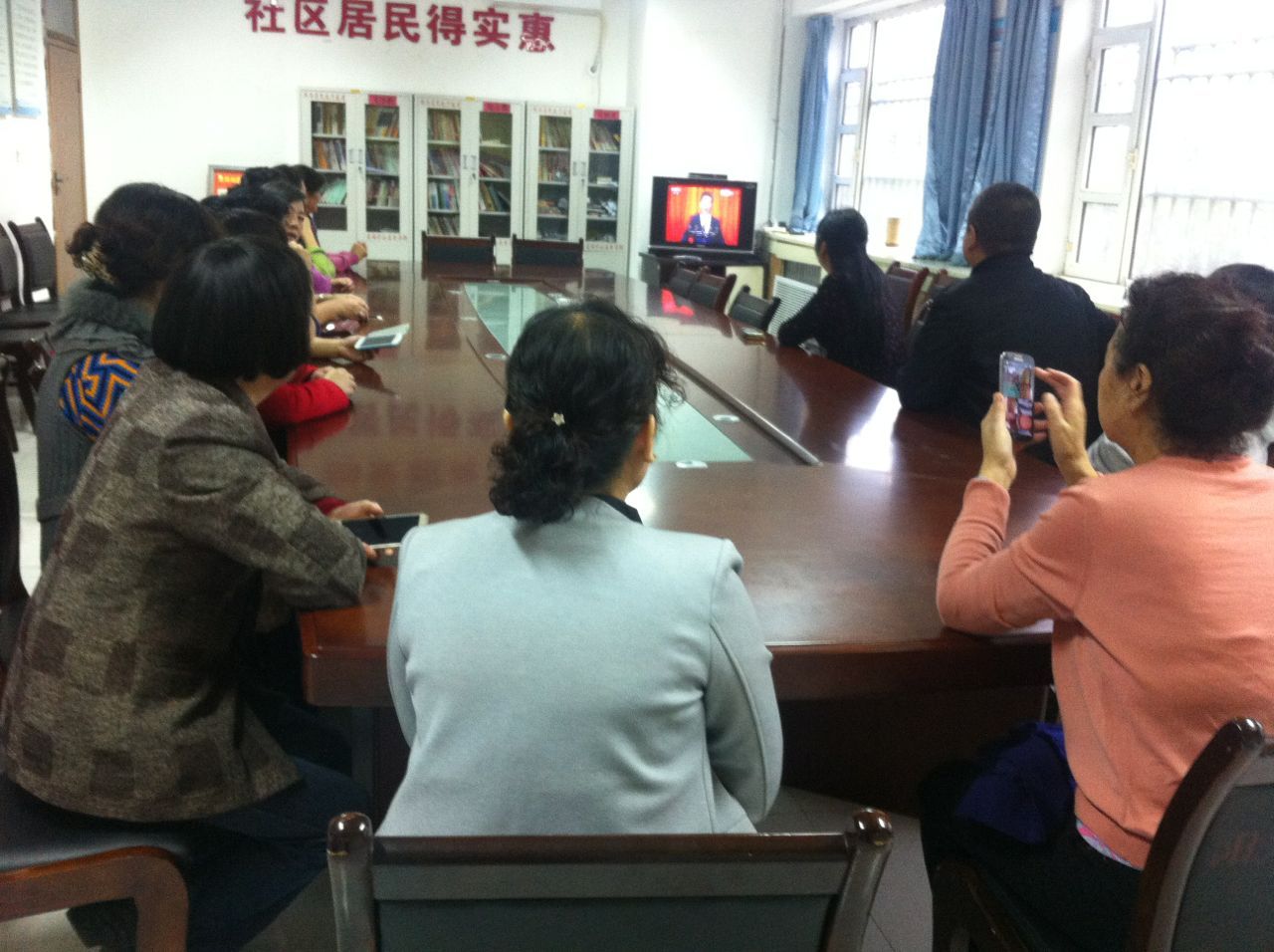 阳光社区组织党员观看纪念中国工农红军长征胜利80周年大会现场直播
