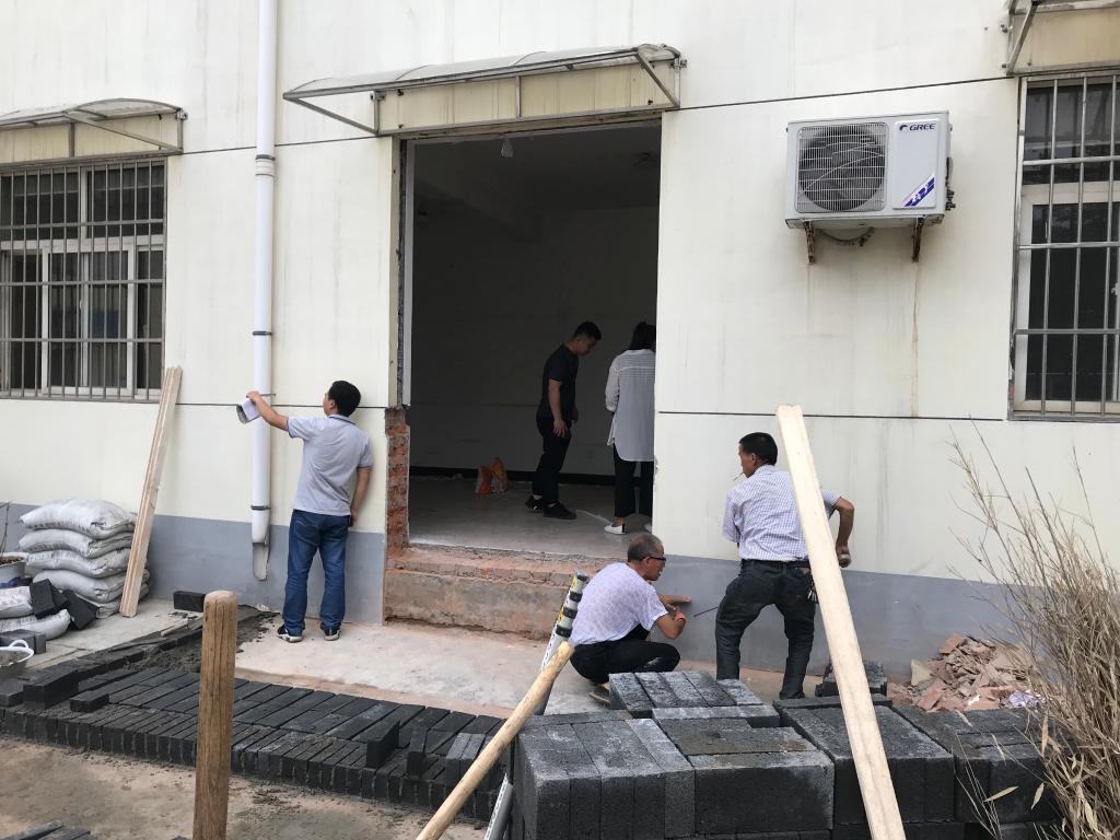 施工队如火如荼的进行着便民服务厅搬迁工作。