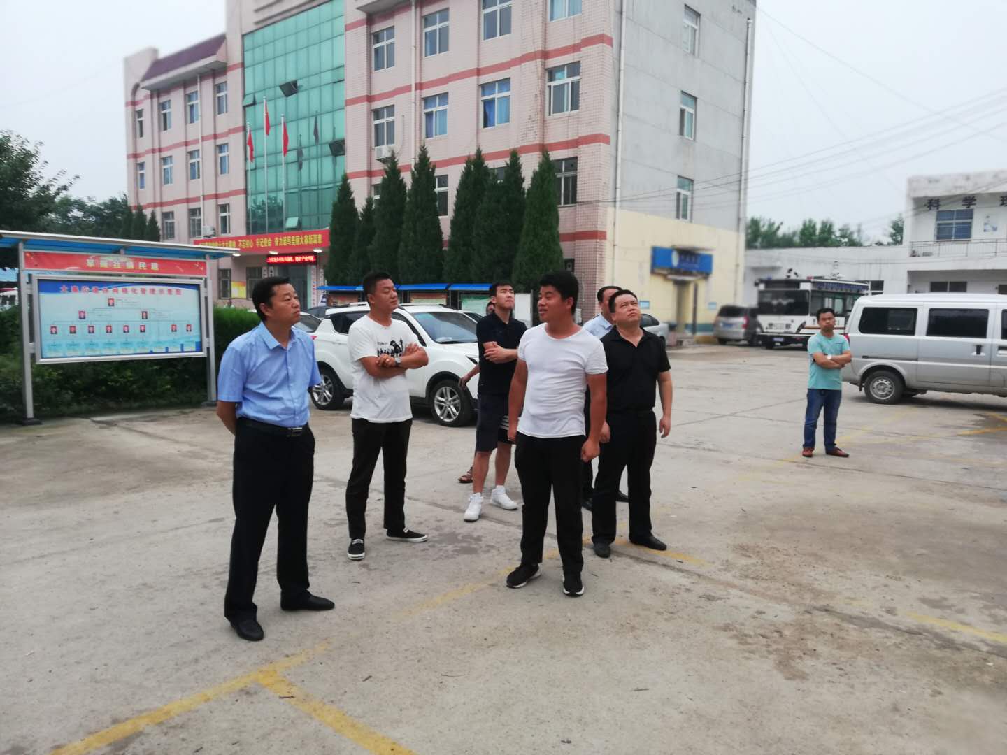 街办领导现场勘察便民服务厅搬迁位置,敲定搬迁方案。