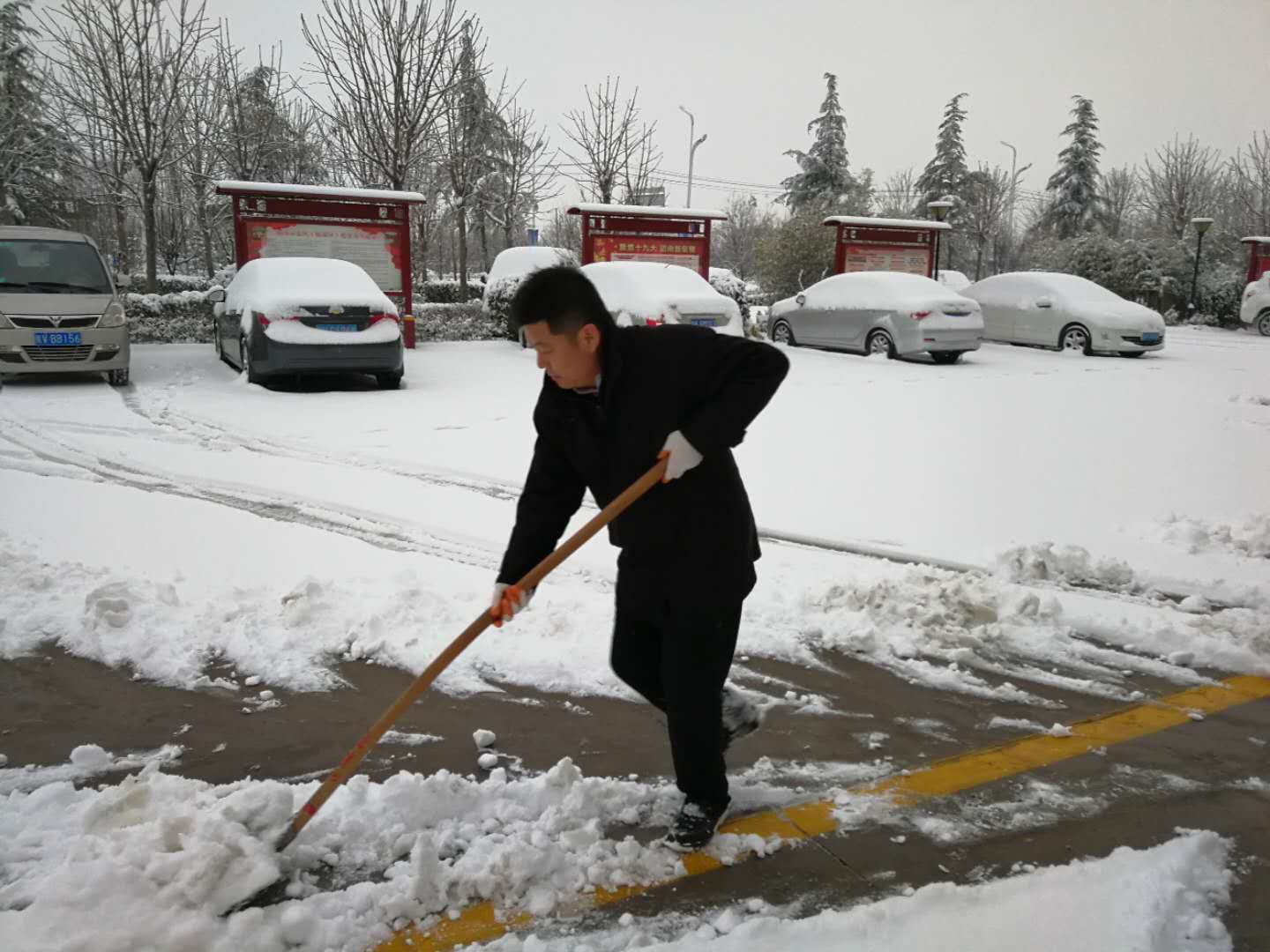 揉谷镇党委书记朱平身体力行清理政府大院积雪