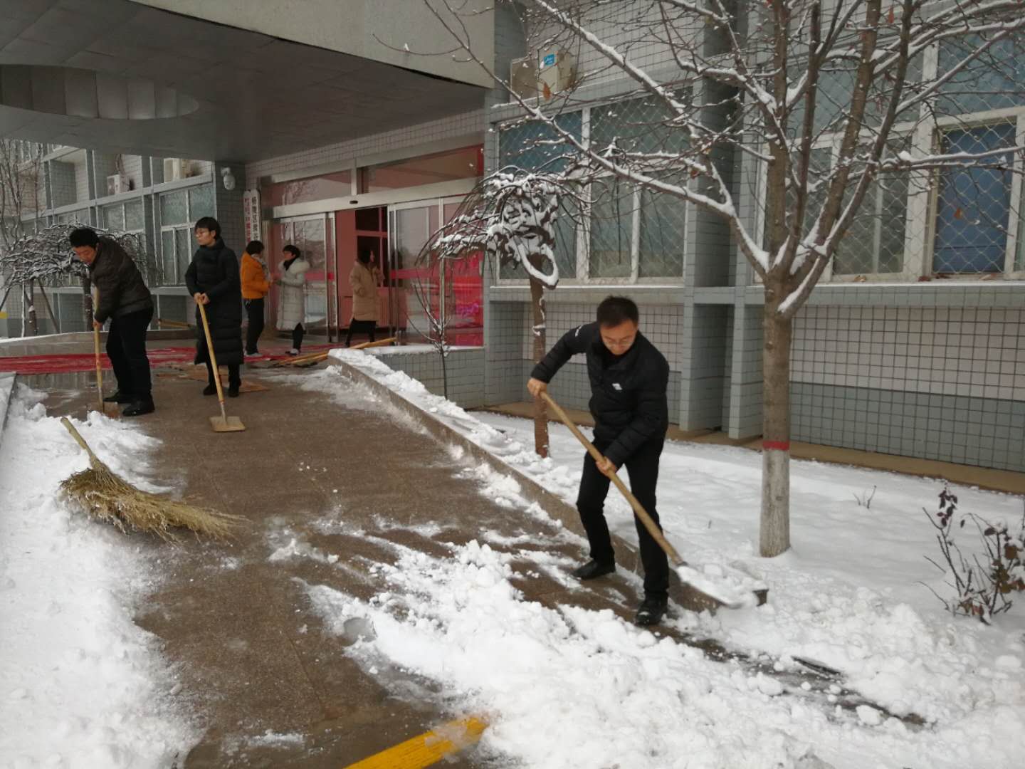 揉谷镇镇长祁辉带领机关同志清理积雪