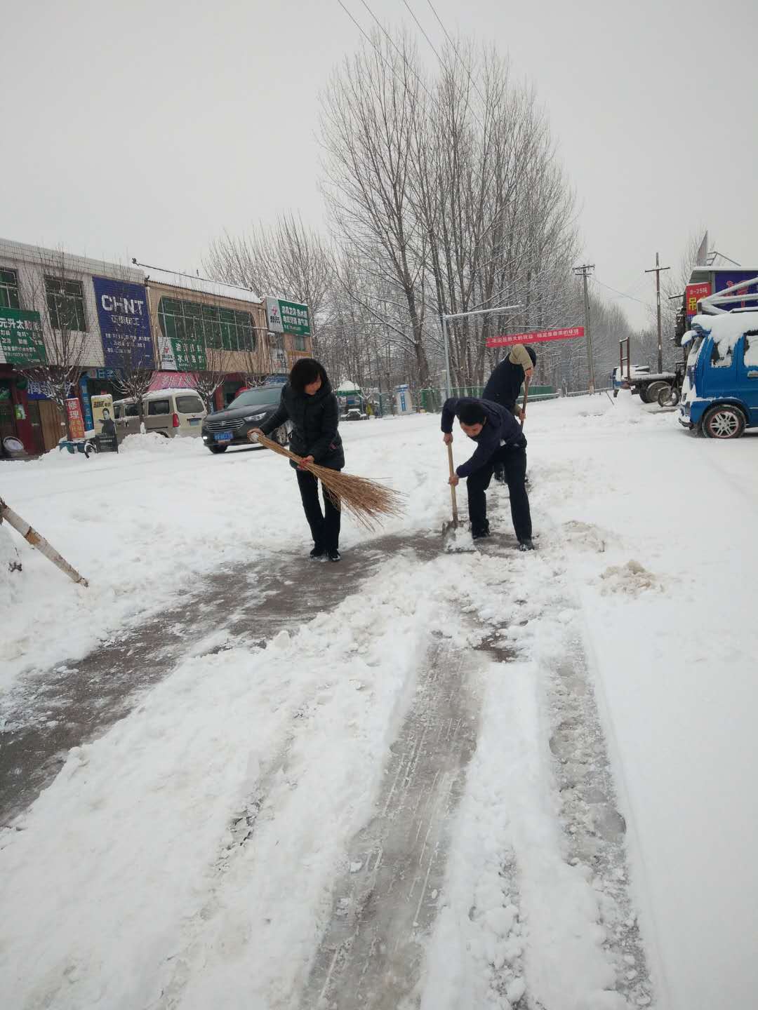 揉谷社区积极组织清理揉谷桥头积雪
